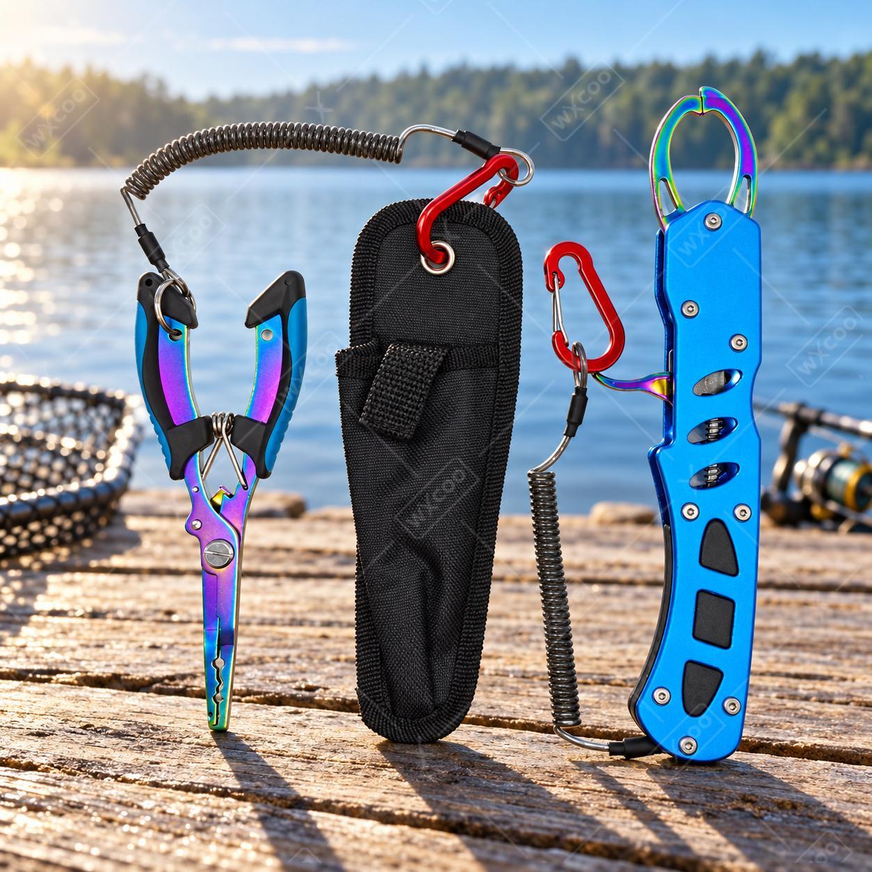 Freshwater Line - ブルーのチタンコーティングを施した、16cmの海水釣り用プライヤー。フック外し、ラインカッター、スプリットリングオープナー、ランヤード、シース、グリップが付属。